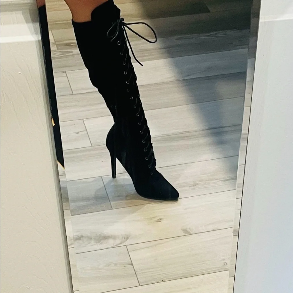 Black boots - Picture 2 of 4